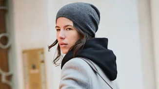 Αυτή η καφέ τσάντα-σάκος από τη Zara είναι το αξεσουάρ που πρέπει να κάνεις δώρο στον εαυτό σου για τη νέα χρονιά