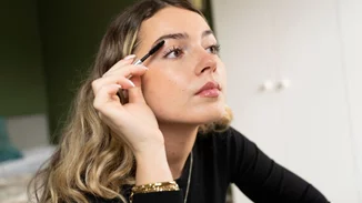 Αυτή η mascara κοστίζει κάτω από 9 ευρώ και κάνει τις βλεφαρίδες να μοιάζουν ψεύτικες