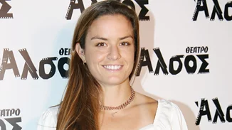 Μαρία Σάκκαρη | Κομψή με μαύρο σταυρωτό blazer με χρυσά κουμπιά και παντελόνι καμπάνα