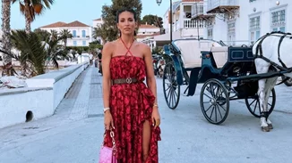 Η Αθηνά Οικονομάκου απαθανατίζει τη μικρή Σιένα στις κούνιες με τη γιαγιά της