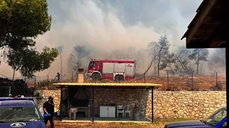 Οριοθετήθηκε η πυρκαγιά στα Μέγαρα - Παραμένουν τα μέτωπα σε Αχαΐα, Πρέβεζα, Χίο, Ζάκυνθο - 15 πυροσβέστες τραυματίστηκαν