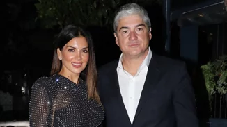 Σταματίνα Τσιμτσιλή & Θέμης Σοφός | Μαζί σε πάρτι - Με τζιν παντελόνι γαλλικού οίκου