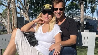 Η Ελένη Μενεγάκη στην αγκαλιά του Ματέο Παντζόπουλου | Η χριστουγεννιάτικη βόλτα του ζευγαριού