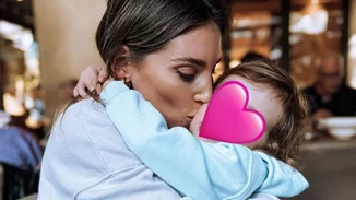 H Σιέννα Μιχοπούλου έβαψε τη νονά της και το αποτέλεσμα είναι ξεκαρδιστικό