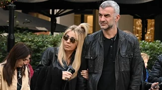 Η Βικτώρια Δέλλα στην πρώτη δημόσια εμφάνιση με τους γονείς της, Τραΐανο Δέλλα και Γωγώ Μαστροκώστα