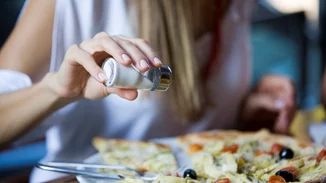 Φαγητό λόγω στρες | Οι 3 κινήσεις για να μην παίρνεις βάρος από το τσιμπολόγημα