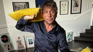 Γιώργος Μαζωνάκης | Το τεράστιο φωτεινό σπίτι του με τη μεγάλη μαρμάρινη σκάλα