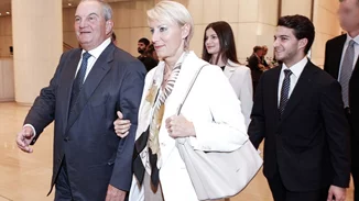 Μαζί στη θεατρική σκηνή η Αλίκη και ο Αλέξανδρος Καραμανλής | Στο πλευρό τους οι γονείς τους