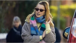 Η Phoebe Dynevor φόρεσε το απόλυτο παλτό για τους πιο κρύους μήνες και είναι Mango