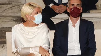 Σία Κοσιώνη | Με λευκό φόρεμα στο πλευρό του Κώστα Μπακογιάννη στο Ηρώδειο
