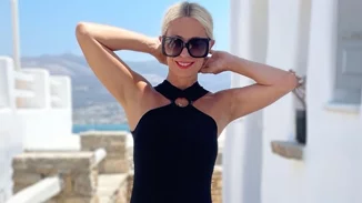 Η Μαρία Μπακοδήμου στους Παξούς | Ποζάρει με ολόσωμο ασπρόμαυρο μαγιό