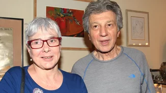 Υποβασταζόμενη η Ξένια Καλογεροπούλου στην κηδεία του Γιάννη Φέρτη