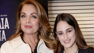 Η Μαρία Βοσκοπούλου με τζιν στην πρεμιέρα της μητέρας της, Άντζελας Γκερέκου