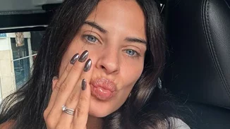 Η Χριστίνα Μπόμπα στο ολοκαίνουργιο μπάνιο της | Φωτογραφίζει τις κόρες της που βουρτσίζουν τα δόντια τους