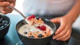 Γιατί δεν πρέπει να αφήνoυμε το χαρτόνι γύρω από τo γιαούρτι όταν τo αποθηκεύουμε στο ψυγείο