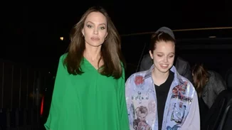 Αngelina Jolie– Shiloh | Μητέρα και κόρη ζητωκραυγάζουν στις κερκίδες για τους Maneskin kai to twitter τις αποθεώνει
