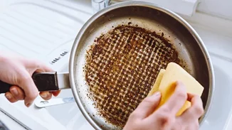 Πώς να καθαρίσεις τη βάση σε ένα τηγάνι; Διώξε τα λάδια εύκολα με 4 υλικά