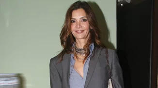 Η Κατερίνα Λέχου με βελούδινο σακάκι, καφέ παντελόνι και metallic γόβες σε βραδινή έξοδο