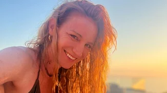 Στεφανία Γουλιώτη | Ποζάρει με το μαύρο μπικίνι της στο ηλιοβασίλεμα