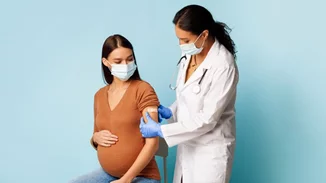 CDC | Τα εμβόλια κατά του κορονοϊού είναι ασφαλή για τις εγκύους και δεν αυξάνουν τον κίνδυνο αποβολής