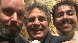 Χρυσές Σφαίρες | Ο Mark Ruffalo δημοσίευσε φωτογραφία με τον Γιώργο Λάνθιμο μετά τη νίκη του "Poor Things"