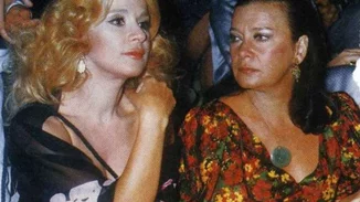 Βουγιουκλάκη - Καρέζη | Ποζάρουν με φουσκωμένες κοιλίτσες λίγο πριν γεννήσουν