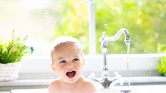 Γιατί δεν πρέπει να κάνεις μπάνιο το μωρό σου στον νεροχύτη;