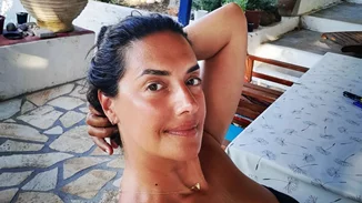 Η Νόνη Δούνια με κολακευτικό μαύρο μπικίνι | Έκανε το πρώτο μπάνιο στη θάλασσα την Πρωτομαγιά