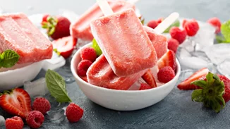 Εσύ δοκίμασες τα πανεύκολα ξυλάκια γρανίτας με φράουλες, γιαούρτι και 3 ακόμη υλικά από τον Άκη Πετρετζίκη;