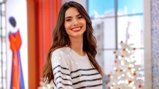 Από cute μέχρι ultra glam | 5 γιορτινά χτενίσματα της Ηλιάνας Παπαγεωργίου που αξίζει να αντιγράψεις κι εσύ