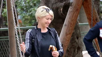 Σία Κοσιώνη | Στην παιδική χαρά με τον γιο της Δήμο - Η αλλαγή που παρατηρήσαμε στο μακιγιάζ της