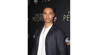 Rege-Jean Page | Άκουσέ τον να τραγουδάει στα ελληνικά για τον νέο του ρόλο