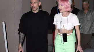 Τάμτα – Πάρις Κασιδόκωστας | Χέρι χέρι στα σοκάκια της Μυκόνου- Η εκκεντρική εμφάνιση