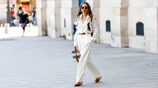 Αυτά τα mocha mousse mules κοστίζουν μόλις 29.99 € και είναι τα πιο στιλάτα ψηλά παπούτσια που θα φορέσεις αυτό το καλοκαίρι