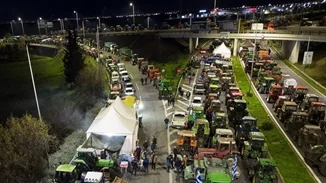 Συνεχίζουν τα μπλόκα οι αγρότες - Κλειστή η εθνική οδός Αθηνών - Θεσσαλονίκης - Πολύωροι αποκλεισμοί σε τελωνεία