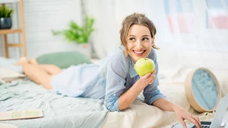 Οι διατροφικές συνήθειες που θα σε κάνουν να δείχνεις λαμπερή και νεότερη