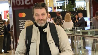 Ο Γιάννης Στάνκογλου βούτηξε στη θάλασσα την τελευταία ημέρα του 2022 και τραγούδησε "Πάει ο παλιός ο χρόνος"