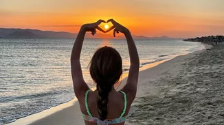 Έτοιμη για την έκτη δημοτικού η Εύα Τσιμιτσέλη | Η Βάσω Λασκαράκη φωτογραφίζει την κόρη της