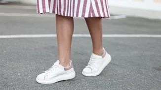 Sneakers με φούστα | Οι συνδυασμοί για να πετύχεις ένα κομψό αποτέλεσμα