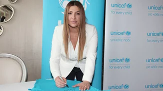 Η Ελένα Παπαρίζου ξέρει πώς να φορέσει το λευκό το χειμώνα