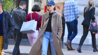 Πώς συνδυάζουν το τζιν παντελόνι οι celebrities;