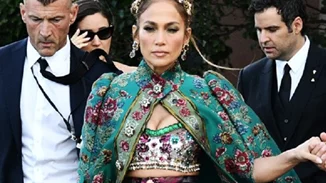 Jennifer Lopez | Η σούπερ glamorous εμφάνισή της στο show των Dolce & Gabbana στη Βενετία