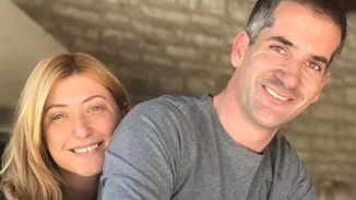 Ο Κώστας Μπακογιάννης στο καλαίσθητο γραφείο του | Το δώρο που δέχτηκε και τον ενθουσίασε