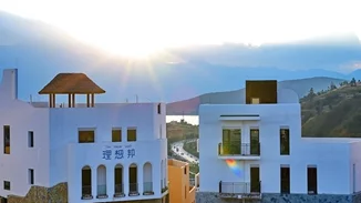 Αλήθεια τώρα; Στην επαρχία Γιουνάν της Κίνας έφτιαξαν πιστό αντίγραφο της Σαντορίνης