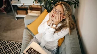 Γιατί νιώθεις τόσο εξαντλημένη πριν από την περιόδο;