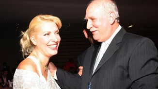 25 χρόνια πριν | Ελένη Μενεγάκη, Γιώργος Παπαδάκης και Ανδρέας Μικρούτσικος ποζάρουν αγκαλιά σε εξώφυλλο περιοδικού