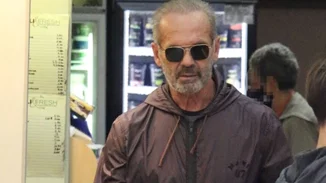 Πέτρος Κωστόπουλος | Έφτιαξε σπιτικό burger και το απόλαυσε στην αγαπημένη γωνιά του διαμερίσματός του