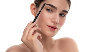 Θες φρύδια με χαρακτήρα και μάτια με ένταση; Αυτό είναι το μυστικό