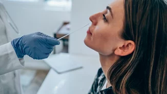 Έχεις θετικό rapid test | Μπορεί να είναι "ψευδώς θετικό"; Τι λένε οι ειδικοί