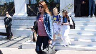 Carla Bruni | Η πρώην Πρώτη Κυρία της Γαλλίας επιλέγει για τις διακοπές της τα σανδάλια που φοράνε όλοι το καλοκαίρι